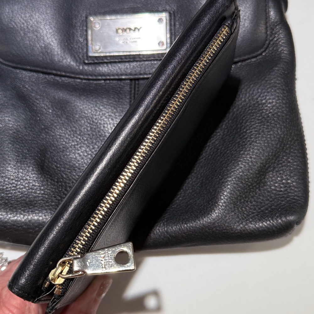 🥳🥳2 PIECE DKNY Set Leather Crossbody Bag & Wallet with storage bag, Black - Picture 6 of 16